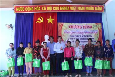 Mang “Xuân yêu thương” đến với đồng bào làng kết nghĩa Xà Tang