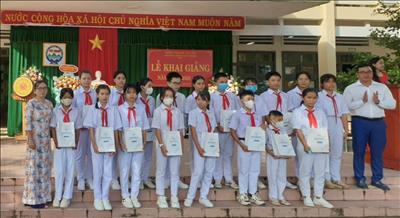 Hơn 100 phần quà từ Công ty Thủy điện An Khê – Ka Nak dành tặng cho học sinh có hoàn cảnh khó khăn nhân dịp khai giảng năm học mới.