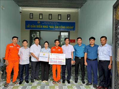 Lễ gắn biển “Mái ấm Công đoàn”: Niềm vui trọn vẹn trong ngôi nhà mới