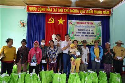 Công ty Thủy điện An Khê – Ka Nak mang mùa xuân yêu thương đến với bà con làng kết nghĩa Xà Tang