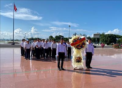 Công ty Thủy điện An Khê – Ka Nak dâng hoa tưởng nhớ, tri ân nhân kỷ niệm 135 năm ngày sinh Chủ tịch Hồ Chí Minh