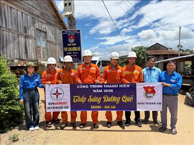 Đoàn Thanh niên Công ty Thủy điện An Khê - Ka Nak thực hiện công trình thanh niên “Thắp sáng đường quê” tại làng Groi