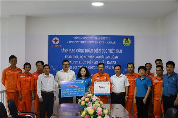 Công đoàn Điện lực Việt Nam thăm hỏi tập thể người lao động Công ty Thủy điện An Khê – KaNak nhân tháng công nhân