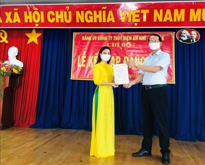 Chi bộ 1 Đảng ủy Công ty Thủy điện An Khê - Ka Nak tổ chức lễ kết nạp đảng viên mới đảm bảo công tác phòng chống dịch bệnh Covid-19