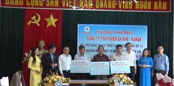 Công ty Thủy điện An Khê - Ka Nak tặng quà cho Sở GD&ĐT Tỉnh Bình Định khắc phục thiệt hại sau cơn bão số 12