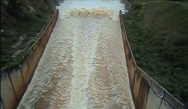 Xả lũ hai cửa cung tràn xả lũ hồ Ayun Hạ ngày 04 8 2013